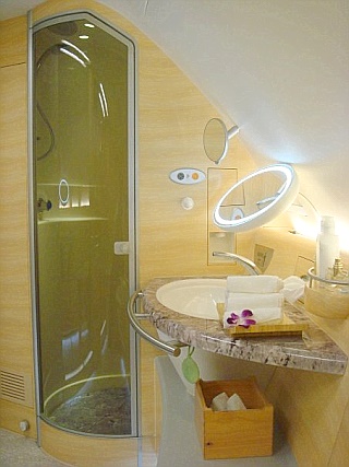Emirates A 380  - Shower Spa