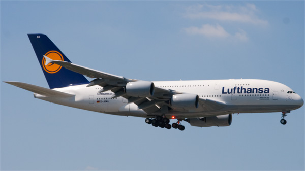 Lufthansa A 380 am 3.6.2010 in D�sseldorf